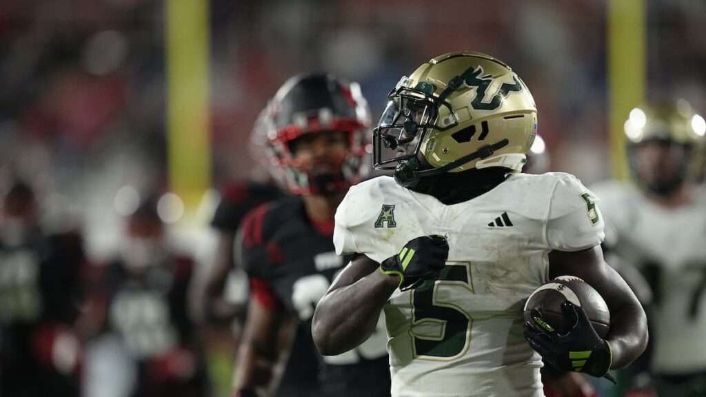 USF Bulls surge in 2nd half to rout FAU, improving bowl aspirations