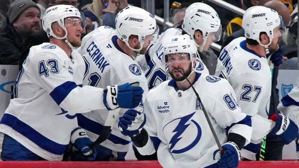 Nikita Kucherov scores twice, including go-ahead goal late vs. Penguins