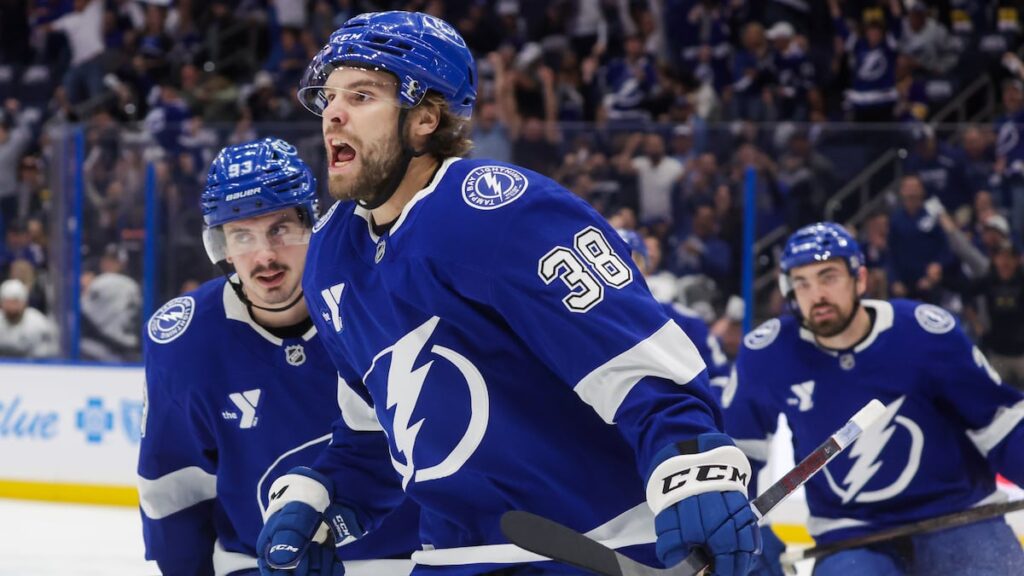 Lightning hold on, push through for shutout win over Kings