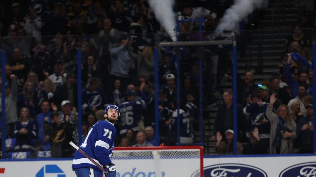 Lightning get momentum from shorthanded offense in win over Bruins