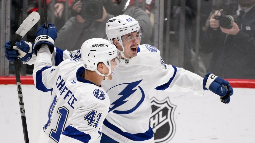 Lightning beat Capitals to extend win streak to 8 games